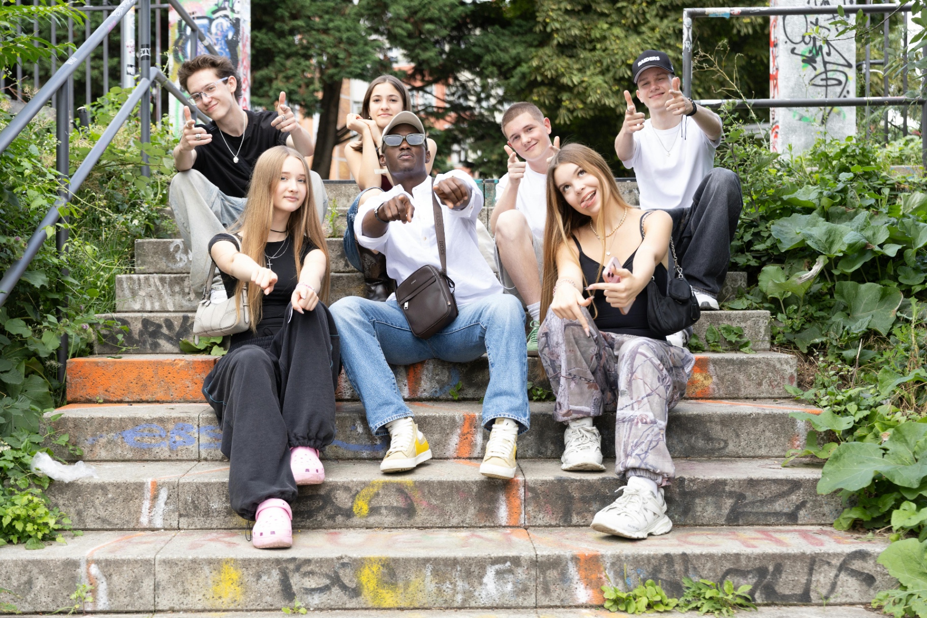Mladí lidé spolupracují na projektech